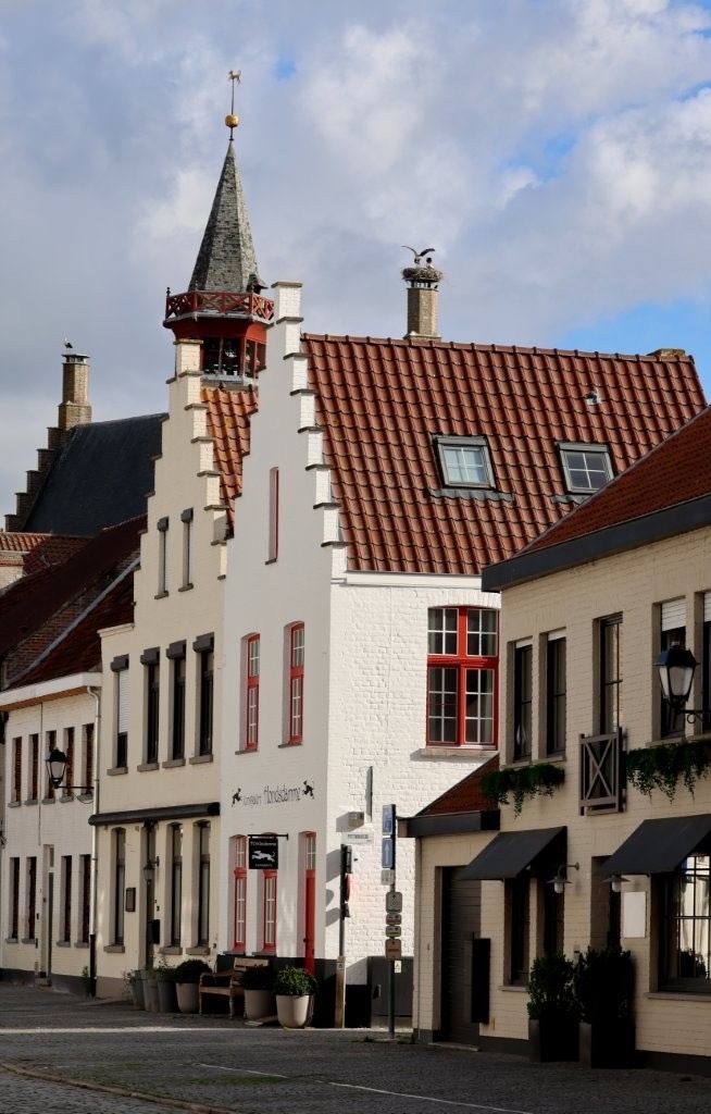 Luftaufnahme des weißen Galeriehauses von Hondsdamme in der Kerkstraat in Damme