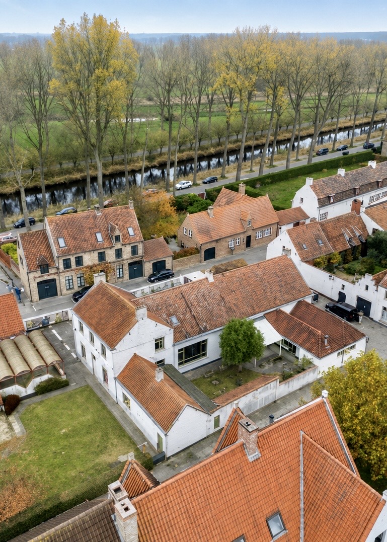 Luftaufnahme des va'ART-Geländes und der historischen Häuser entlang der Damse Vaart